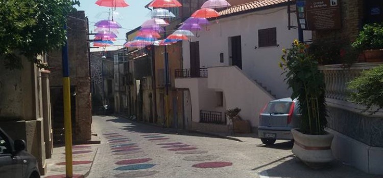 Instalazione Ombrelli sospesi - Comune di Amaroni